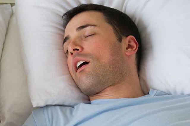 Сплю дышу ртом. Спящий человек с открытым ртом. Спящие с открытым ртом. Соён с открытым ртом.